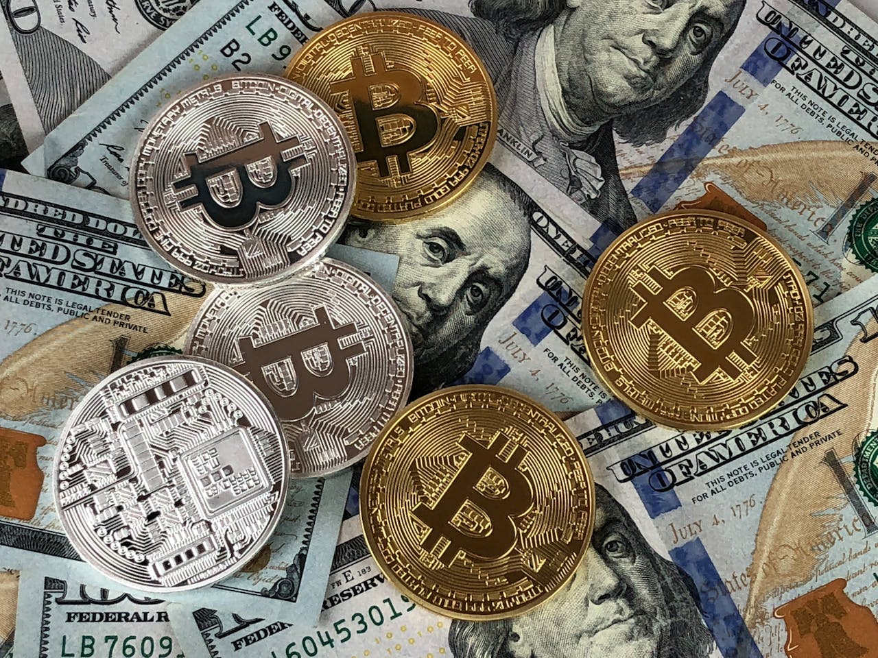 brand-02 Close-up of bitcoins and US dollar bills symbolizing modern finance and cryptocurrency.